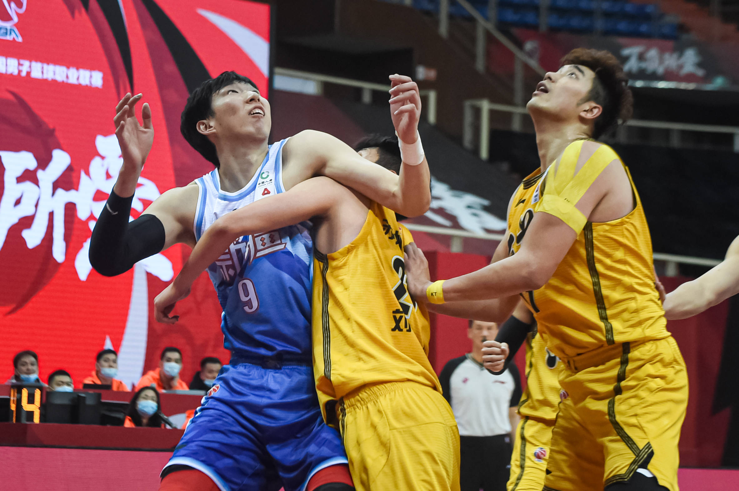 北京队完胜步行者，拉文扛起全队